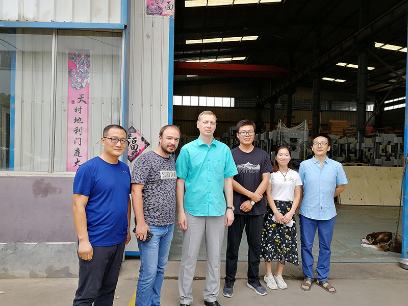 俄羅斯客戶(hù)到廠驗(yàn)收機(jī)器，獲得客戶(hù)一致好評(píng)